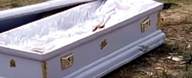 Vídeo: Veja momento em que agentes levam morto de velório em Gana