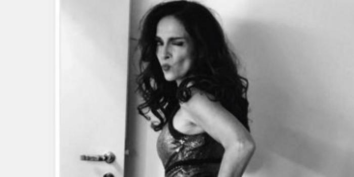 Claudia Ohana exibe o bumbum em foto na web