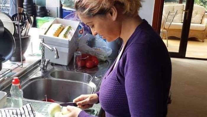 Katy na casa de Gerard e Yvone enquanto se recuperava