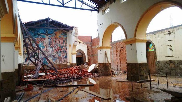 Teto da Igreja matriz de Esperantina desaba após forte chuva (Crédito: Kléber Oliveira/RevistaAZ)
