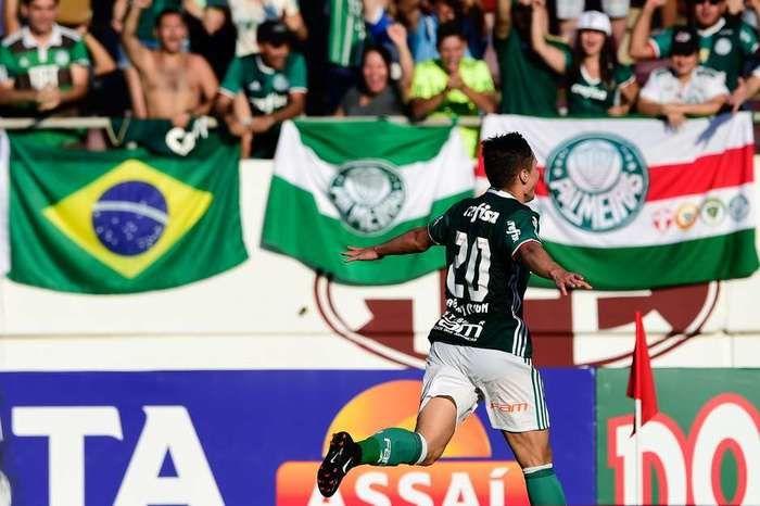 Willian comemora gol