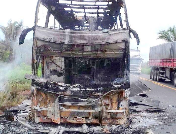 Ônibus fica destruído após pegar fogo na BR-316 no Maranhão