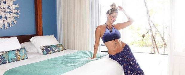 Karina Bacchi exibe barriguinha de grávida em clique no Instagram
