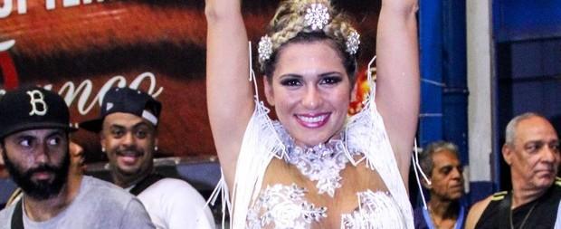 Lívia Andrade exibe boa forma no ensaio da Império de Casa Verde