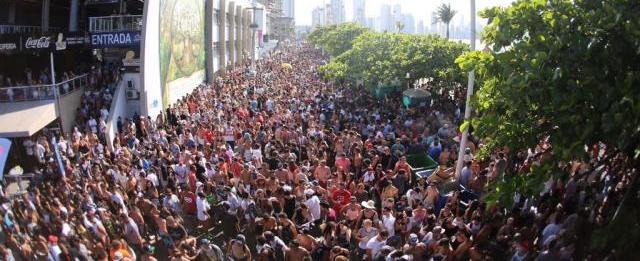 Pré-carnaval termina em briga, atropelamentos e carros depredados