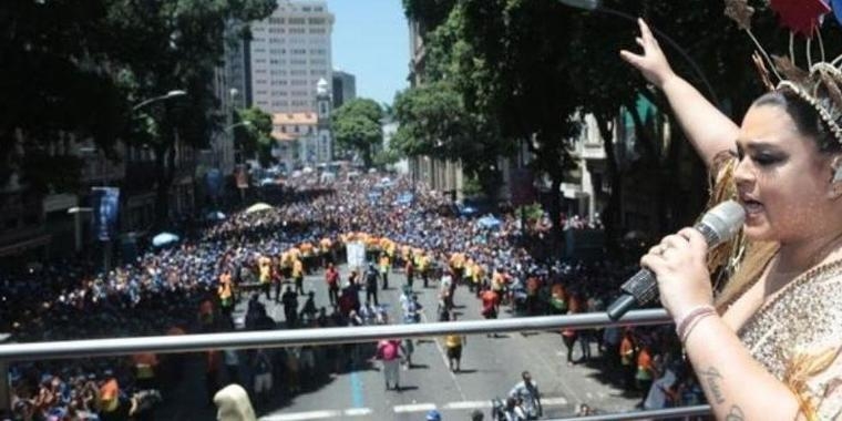 Bloco da Preta Gil arrasta 500 mil foliões pelo centro do Rio