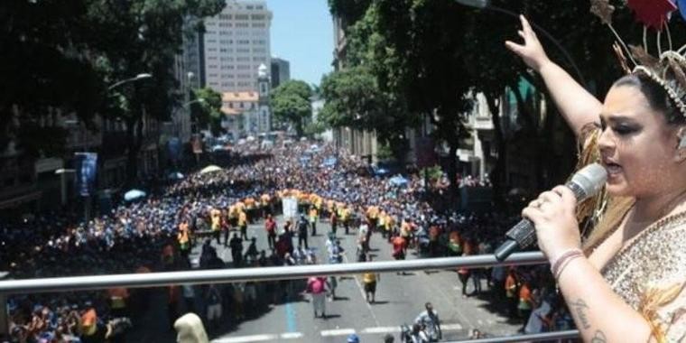 Bloco da Preta Gil arrasta 500 mil foliões pelo centro do Rio