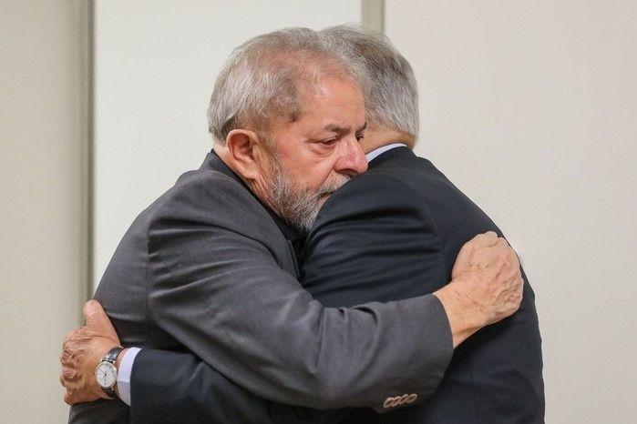 Lula recebe abraço de FHC (Crédito: Reprodução)