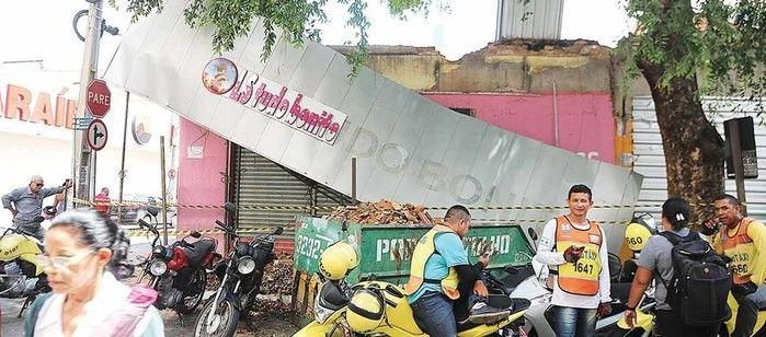 Letreiro de loja desaba e deixa dois feridos no Centro de Teresina (Crédito: Efrém Ribeiro)