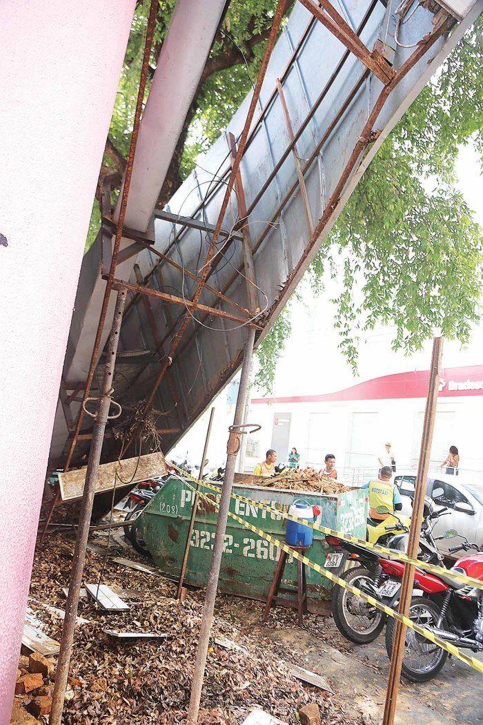 Letreiro de loja desaba e deixa dois feridos no Centro de Teresina (Crédito: Efrém Ribeiro)