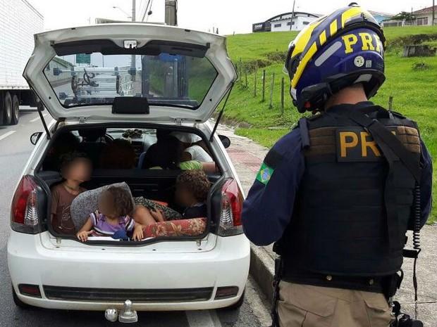 Três crianças estavam em porta-mala de carro na Grande Florianópolis (Crédito: Reprodução)