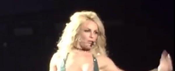 Britney Spears se descuida e deixa escapar seio durante show; fotos