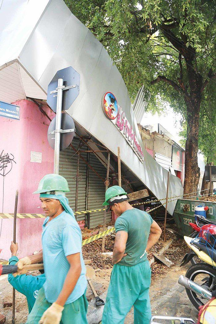 Letreiro de loja desaba e deixa dois feridos no Centro de Teresina (Crédito: Efrém Ribeiro)