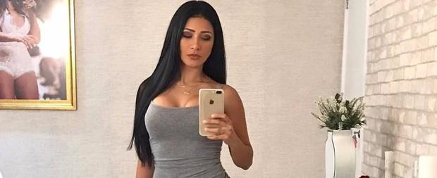 Simaria, da dupla com Simone, posta foto usando pijaminha sexy