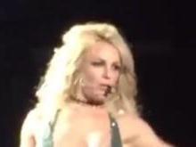 Britney Spears se descuida e deixa escapar seio durante show; fotos