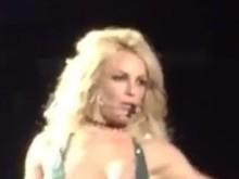 Britney Spears se descuida e deixa escapar seio durante show; fotos