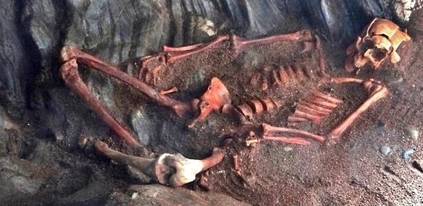 Esqueleto do homem Pict foi encontrado em uma caverna na Ilha Negra, na Escócia, de pernas cruzadas