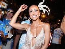 Sabrina Sato brilha e mostra samba no pé em ensaio de carnaval