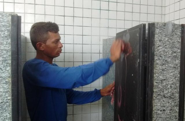 Serviço de limpeza dos banheiros do parque (Crédito: Reprodução)