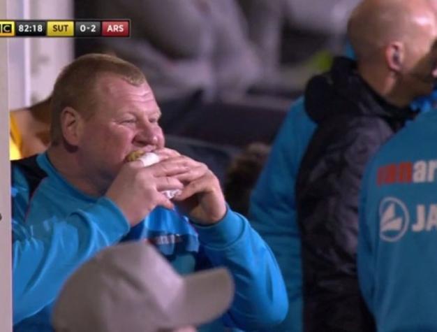 Goleiro comeu torta durante a partida (Crédito: Reprodução)