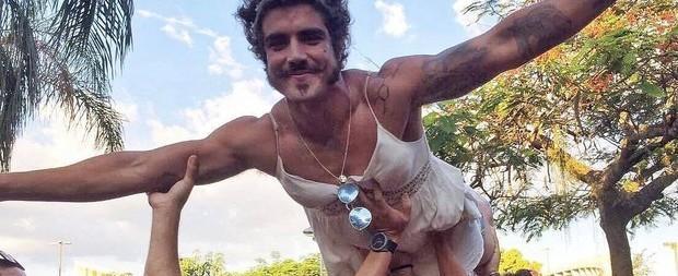 Caio Castro faz a festa de foliões vestido de noiva no RJ
