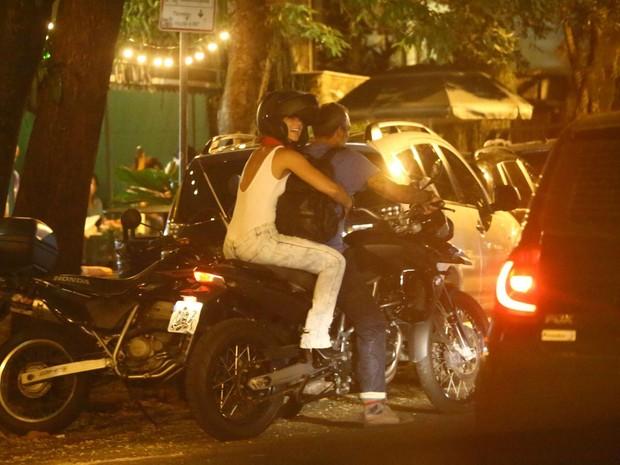 Paolla Oliveira curte noite romântica com o noivo no Rio de Janeiro