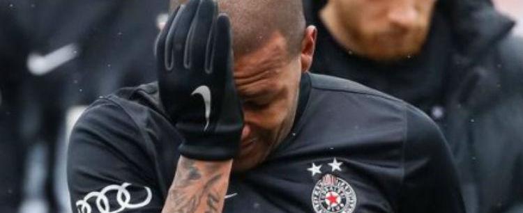 Meia brasileiro Everton Luiz chora ao ser vítima de racismo em jogo