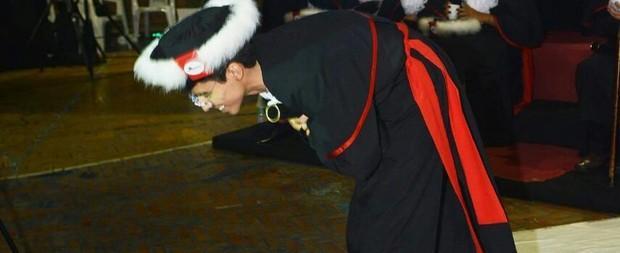 Em 'protesto pacífico', formando usa salto alto durante formatura