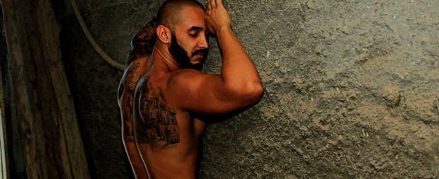 Muso da Porto da Pedra exibe bumbum de 115cm e rebate críticas