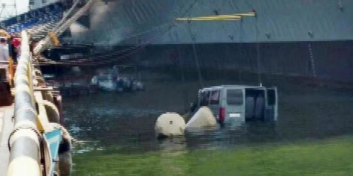 Marinha investiga como van foi parar na Baía de Guanabara no Rio