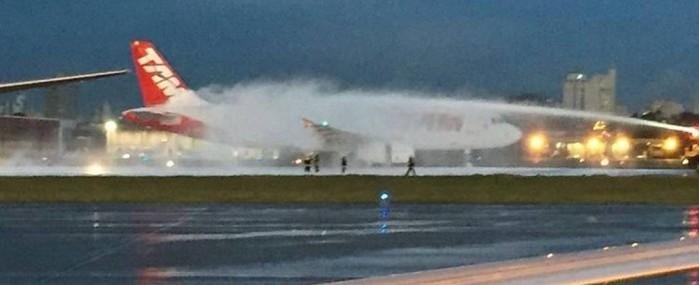 Turbina de avião pega fogo e fecha aeroporto de Congonhas por 1h19m