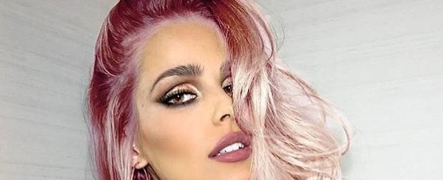 Yasmin Brunet muda radicalmente o visual e mostra o cabelo rosa
