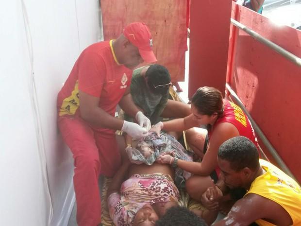 Mulher dá à luz no circuito do carnaval, em Salvador (Crédito: Reprodução)