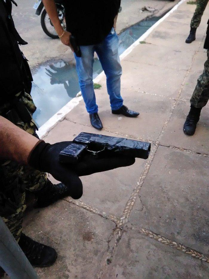 Simulacro de arma utilizado para praticar o assalto