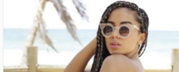 Anitta posa de biquíni fio-dental antes de comandar trio na BA
