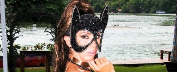 Musa das supercoxas faz ensaio sensual vestida de gatinha; fotos!