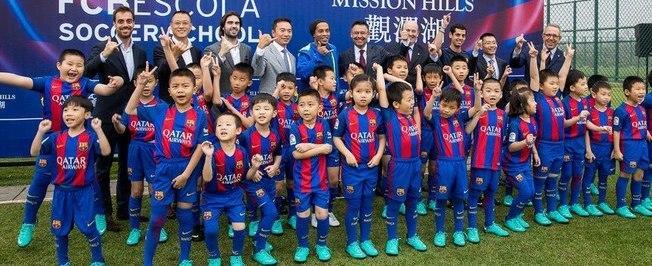 Ronaldinho Gaúcho inaugura escola de futebol do Barcelona na China