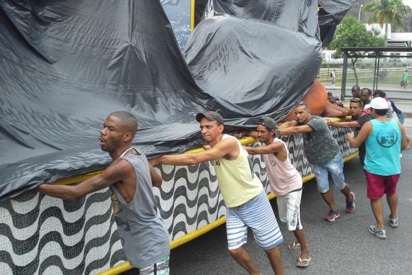 Empurradores da Porto da Pedra tentam posicionar carros alegóricos antes de desfile da madrugada deste domingo (26) (Crédito: Reprodução)