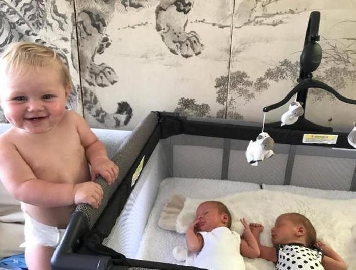 Mulher tem 3 filhos em 11 meses e troca 140 fraldas por semana