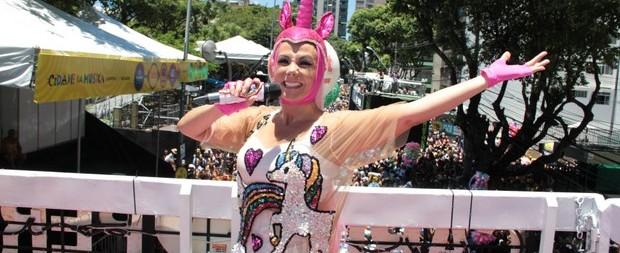 Bloco de Carla Perez é multado por desfilar com o som muito alto