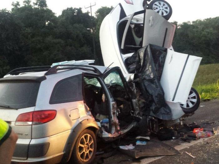 Carros colidiram frontalmente na BR-277