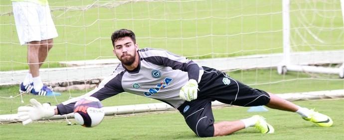Goleiro agredido por Walter em treinamento ficará em observação