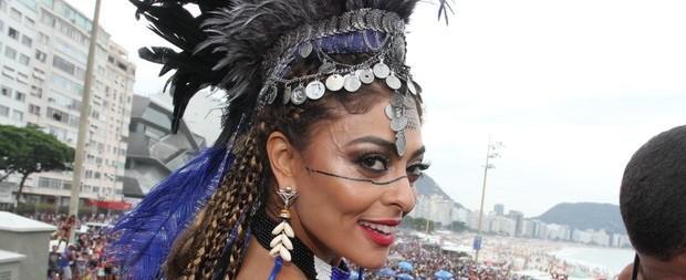 Juliana Paes arrasa na fantasia de índia em bloco no Rio