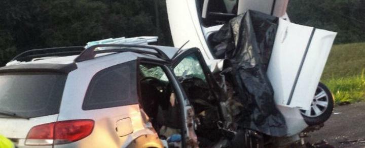 Quatro pessoas morrem após carros colidirem frontalmente na BR-277