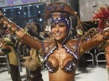 Sabrina Sato se atrasa e desfila sem parte da fantasia na Gaviões