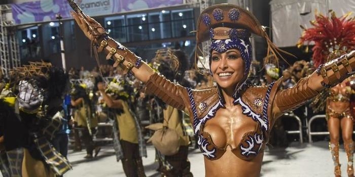 Sabrina Sato se atrasa e desfila sem parte da fantasia na Gaviões