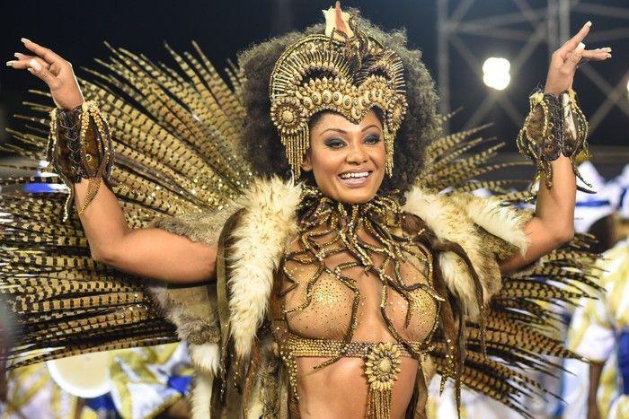 Camila Silva, rainha de bateria da escola Vai-Vai, no Sambódromo do Anhembi