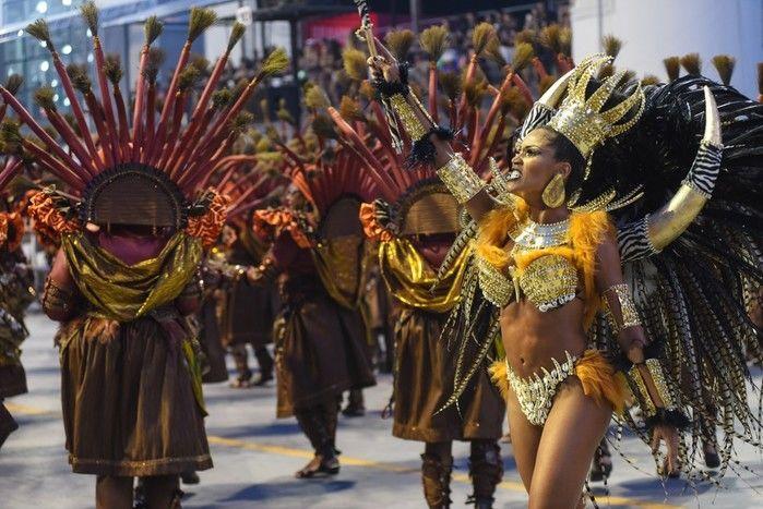 Rainha Ariellen Domiciano à frente da bateria da Nenê de Vila Matilde