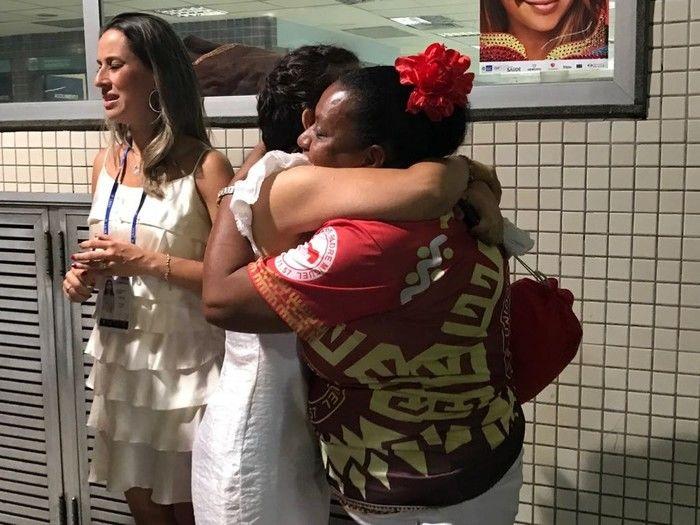 Mãe da porta-bandeira que caiu é abraçada pela coreógrafa