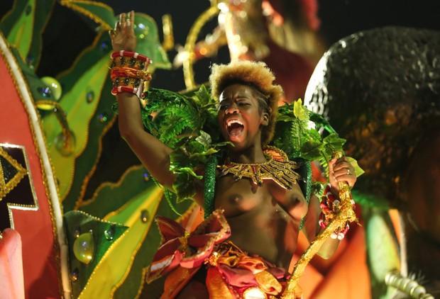 Destaque com seios à mostra no desfile da Unidos de Padre Miguel (Crédito: Reprodução)